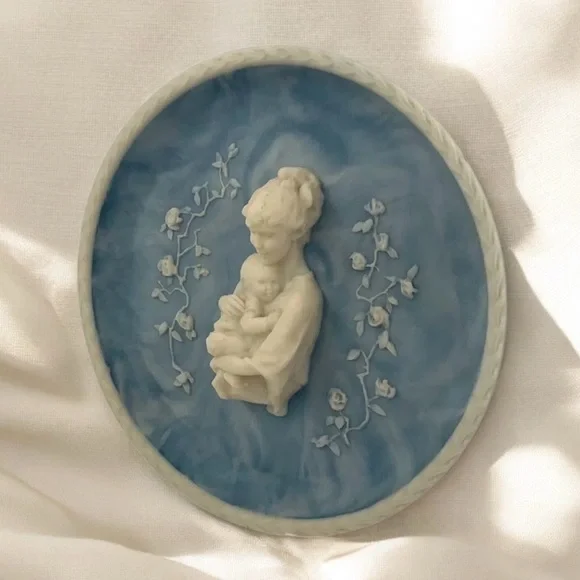Avondale 1979 Mother Child “First Born” Cameo Plate By Frances Taylor Williams - Picture 4 of 9